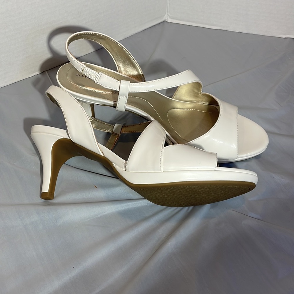 Women’s dressy Bandolino size 10 white shoe - Picture 2 of 5
